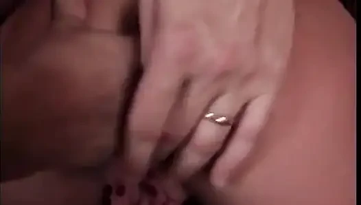Sevimli genç sıkı sarışın göt deliğini genişlettiriyor ve sonra dölle kaplanıyor