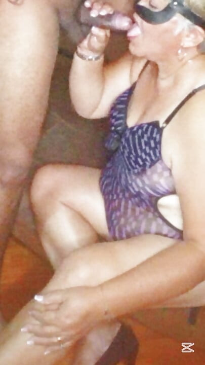 Olgun orta yaşlı seksi kadın genç sevgilisine iyi bir yarak emiyor