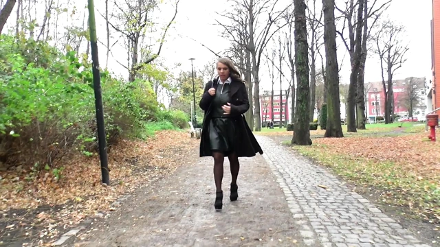 Çarpıcı orta yaşlı seksi kadın içeride ve açık havada zevk alıyor