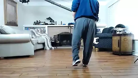 Breakdancer iyi hamleler ve daha fazlasını gösterir