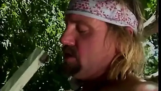 Uzun saçlı hatun domalıyor ve arkadan sert sikiliyor