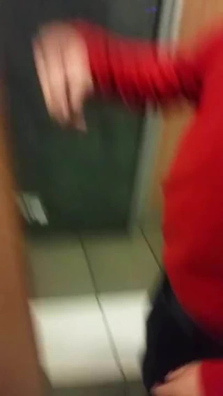 Safado mijando na pia