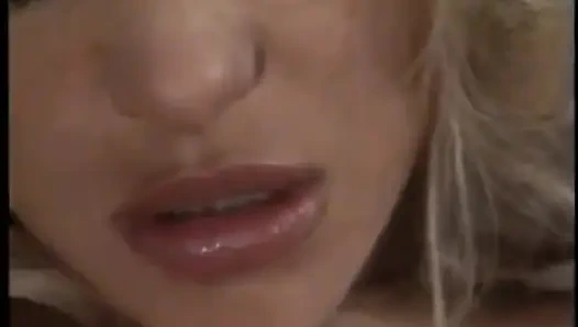 Sarışın hatun zenci kızı amıyla oynarken buldu ve daha fazla eğlence teklif etti