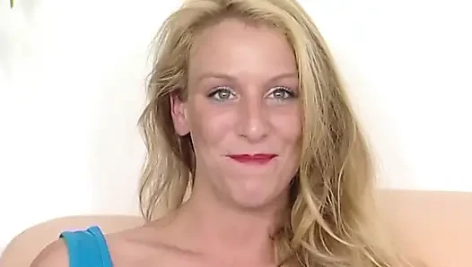 Azgın sarışın orta yaşlı seksi kadın ıslak amcığı parmaklıyor ve titreyerek orgazm oluyor