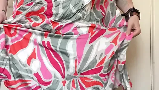 Seksi, tonlu, komşu kız yeni kıyafetler deneyen goldilocks gibi!