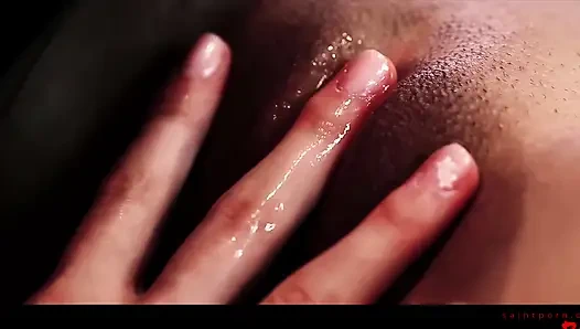 Lezbiyen aşıklar birbirlerini parmaklıyor ve amcık dudaklarını yalıyor