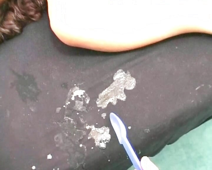 Harika bir Alman bayan biraz sıcak dölle besleniyor