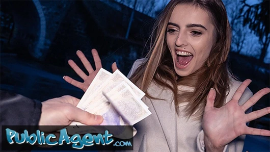 Kamu görevlisi – Fransız bebek alba lala sokakta küçük göğüslerini gösteriyor