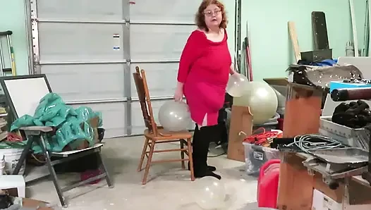 Şişman götüm büyük net balonlar patlatıyor