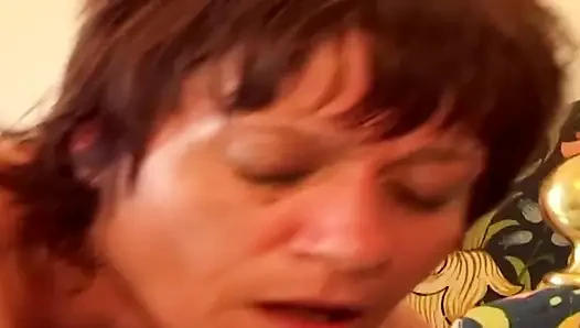 Yaşlı olgunlar sahne-2 olgun esmer mastürbasyon yapıyor ve sonunda bir yarakla bitiyor