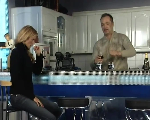 Mükemmel sarışın Alman bebek barda sikiliyor