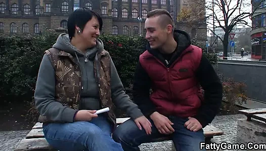 Esmer bbw seçilmiş yukarı ve becerdin içinde the banyo