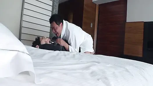İlk başlarda soğuk. Yavaşça kırılıyor ve daha fazlasını ortaya çıkarıyor