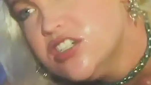 İki yarağa aç hatun arkadan sikiliyor