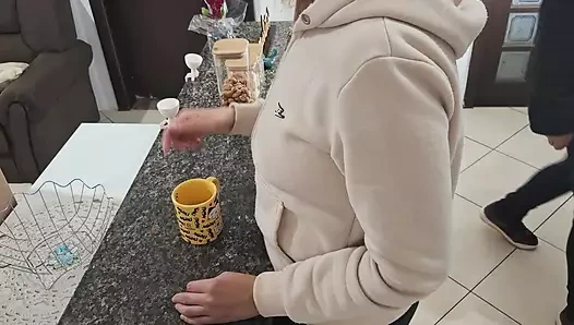 Üvey kız kahvaltı yaparken şaşırıyor.