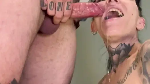 Tüm sıkı deliklerini sikiyor