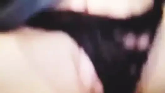 Orta yaşlı seksi kadın amıyla oynuyor ıslak ve fışkırtıyor