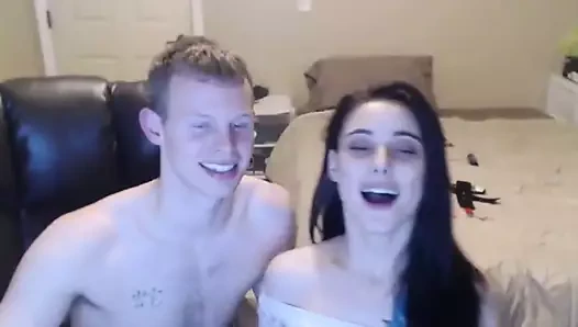 Esmer sevgilisinin kıçını yalıyor ve kıkırdıyor