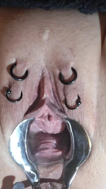 Незабываемый момент от "Sklavins растягивает ее писсенье все дальше и дальше для ее господина! Часть 1"