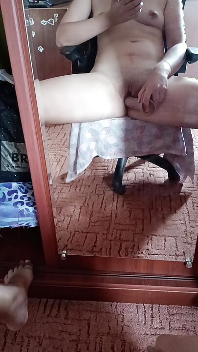 Evde aynanın önünde yalnız, dildoyla bakış açısı mastürbasyonu
