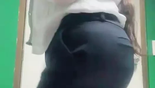 Büyük götlü büyük götlü büyük götlü büyük göt ateşli Meksikalı işinde tüm üniformasını çıkarıyor götünü gösteriyor