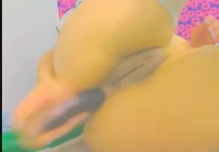 Latina sikikleri yapay penis içinde ona göt ve kedi için fışkırtma