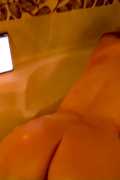 Üvey kızımı sevimli bir oyuncakla götünden yakaladım ve onu iyi siktim