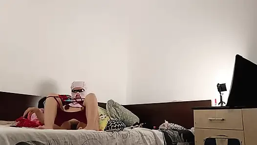 Amatör Kadın Kıyafetlerini Denerken Ve Keserken Eğleniyor.