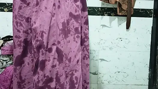 Priya bhabi seksi tarz vücut gösterisi