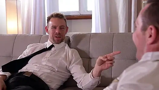 Ateşli orta yaşlı seksi kadın yarak emiyor ve derin amcığını siktiriyor