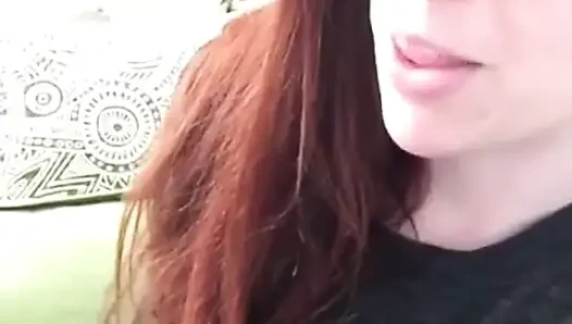 Gözlüklü kızıl saçlı inek dildoyla oral seks ve derin amcık sikişi