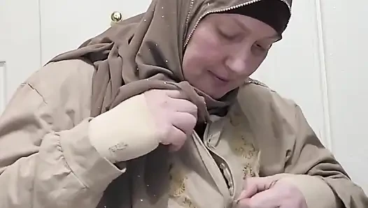 Tesettürümü açık bırakıyorum ama kıyafetlerimin geri kalanını çıkarıyorum