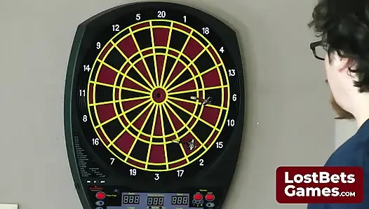 Striptiz dart oyunu sakso ve sikişle sonuçlanıyor