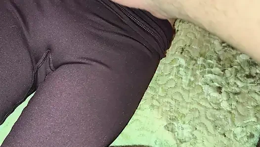 Seksi külotlu üvey kız kardeş bakire amına dokunmama ve konturunu izlememe izin veriyor