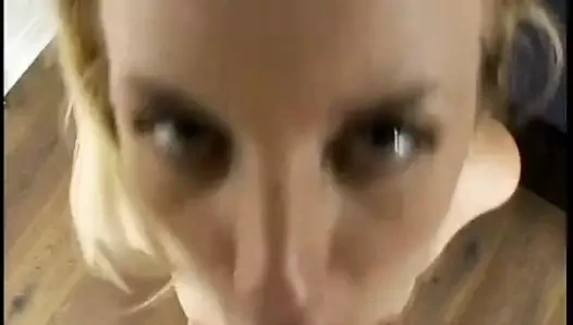 isteyerek sikikleri bu sarışın bebekten saksocu zevk