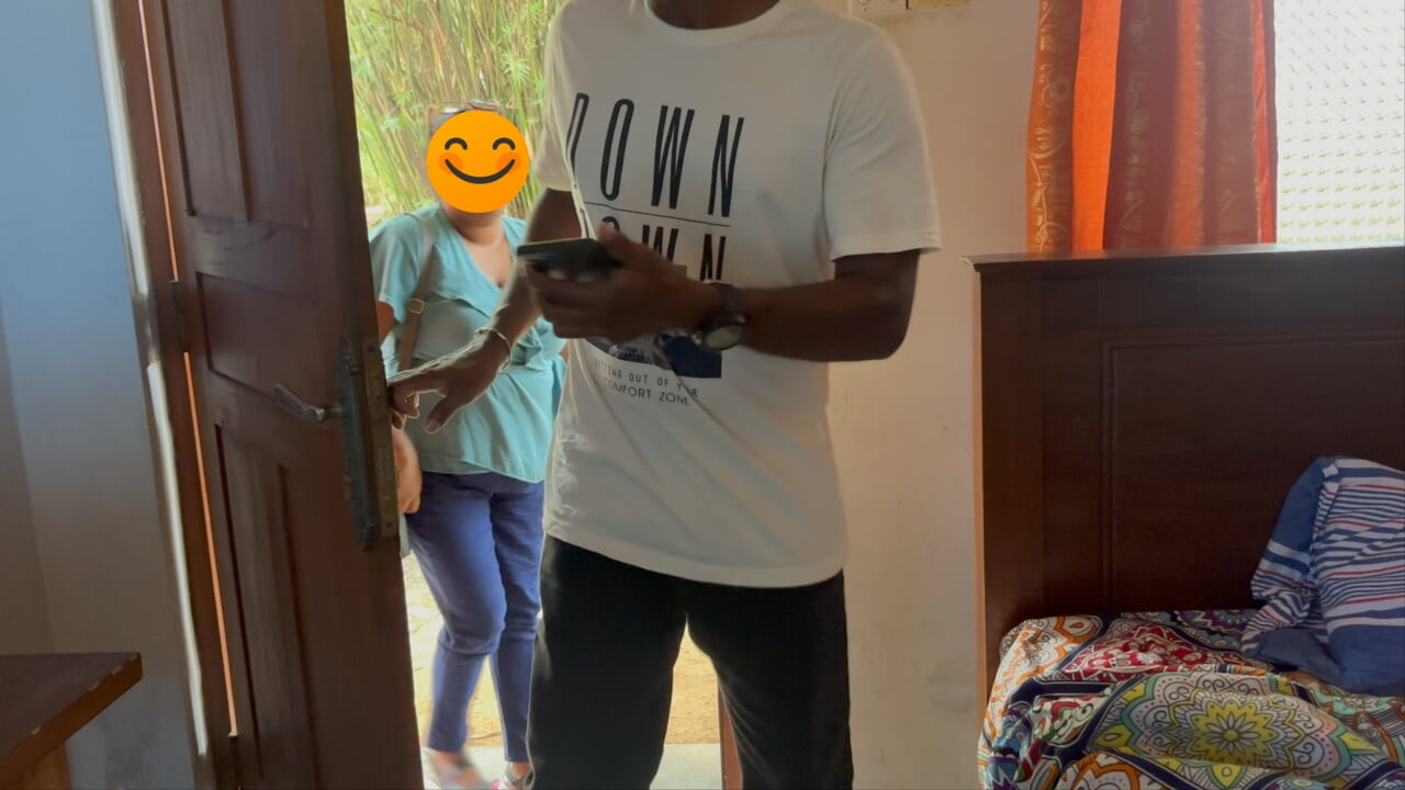 İnternetten bir telefon numarası aldım ve iri güzel bir kızı büyük zenci için benimle seks yapmaya davet ettim