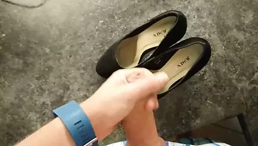 Cum üzerinde ona siyah pompalar