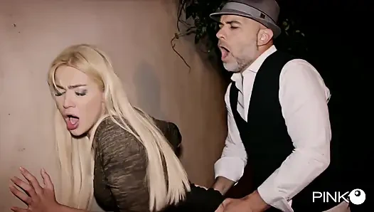 Muhteşem ve seksi sarışın Cherry Kiss götten seviyor