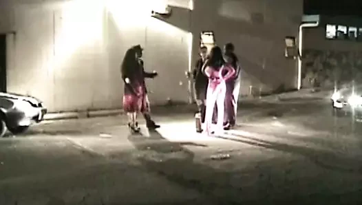 Sürtük alır dövülerek tarafından bir damızlık süre o shoves bir yapay penis içinde ona göt