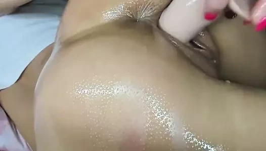 Büyük göğüsler ile sıcak ev hanımı yapay penis solo