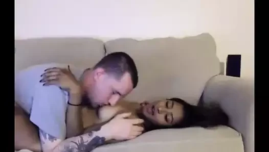 Beyaz adam eve Hintli bir kız getirdi