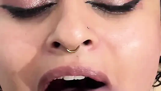 Sürtük hizmetçinin sıkı amını parçalıyorum ve bir karım olduğunu unutuyorum / sonunda yüzüne boşalıyorum