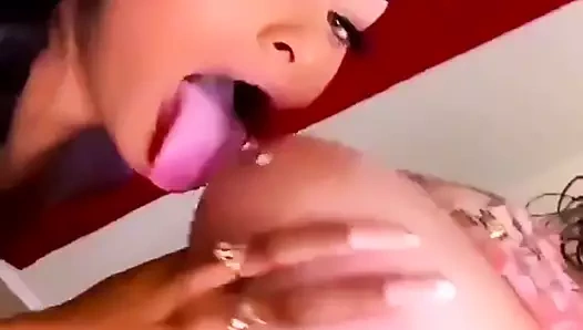 Güzel latin yalamak ve arkadaşının büyük memelerini emmek