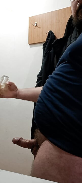 Sakallı oğlan tek başına mastürbasyon yapıyor kıllı yarak