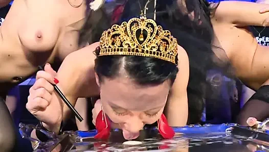 Yutma seven genç sürtükler için porno festivalinde çılgın grup seks