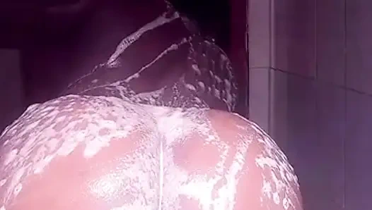 Çok azgın olduğum için dildomu kullanabilmem için banyo yapmak zorunda kaldım