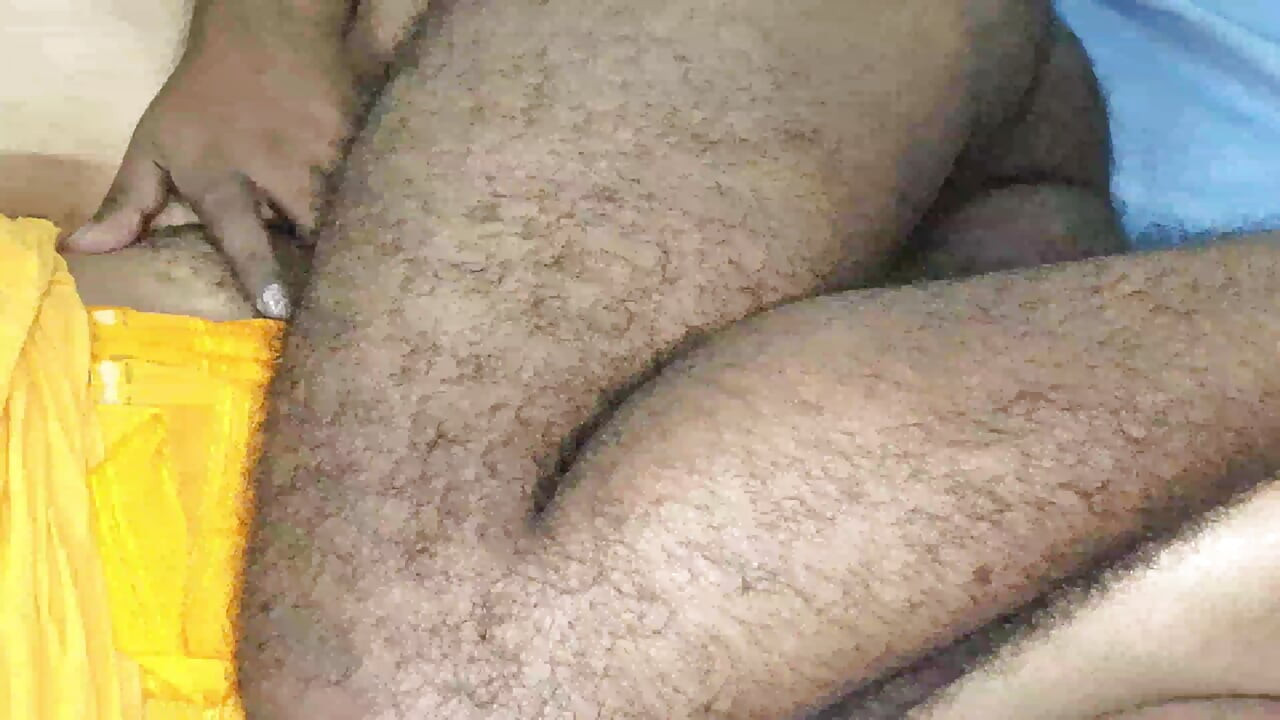 Azgın üvey karımı Hindistan'da odada pornoda buluyorum