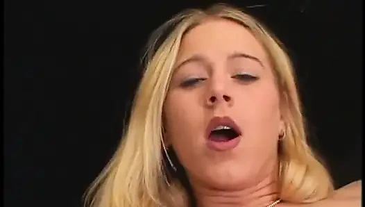 Sigara içen çıplak kızların Katie Morgan filmi