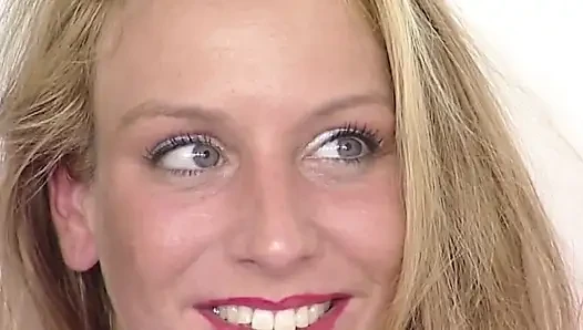 Azgın sarışın orta yaşlı seksi kadın ıslak amcığı parmaklıyor ve titreyerek orgazm oluyor