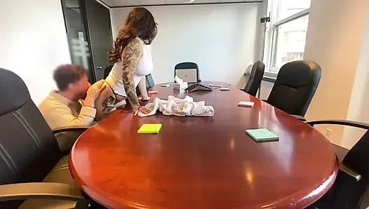 Ofis sürtüğüyle sikişirken yakalanıyorum ve kovulıyorum